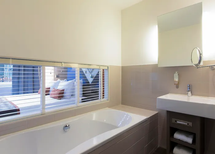 The Manor Отель