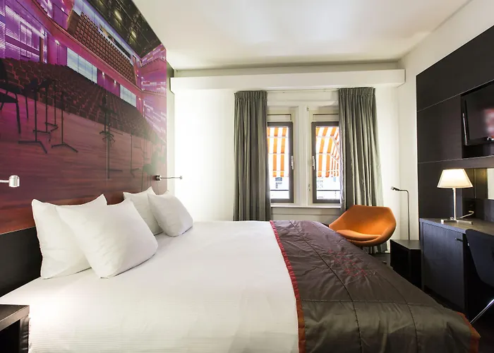 Отель The Manor 4*