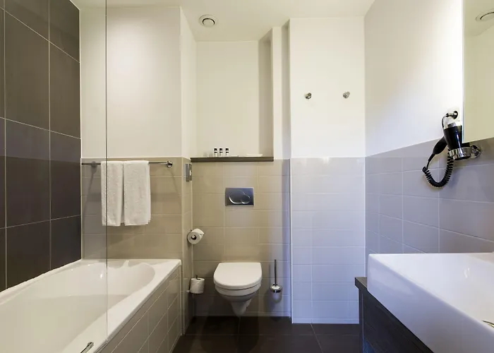 Отель The Manor 4*