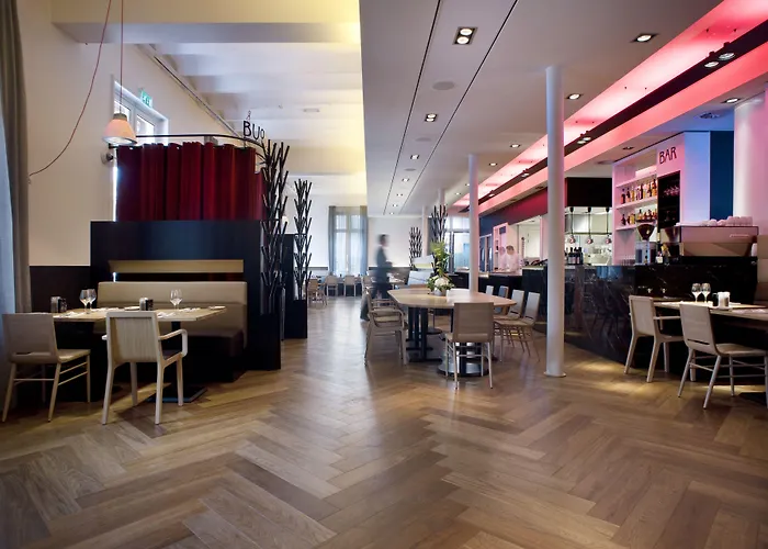 The Manor Отель