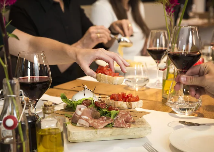 The Manor Отель