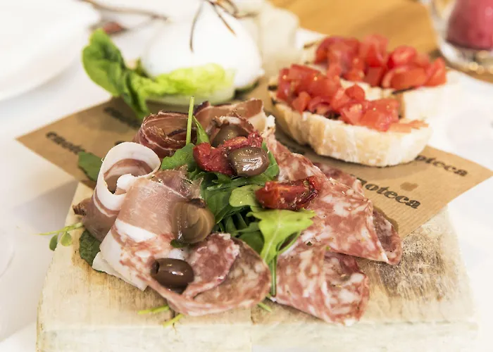 The Manor Отель