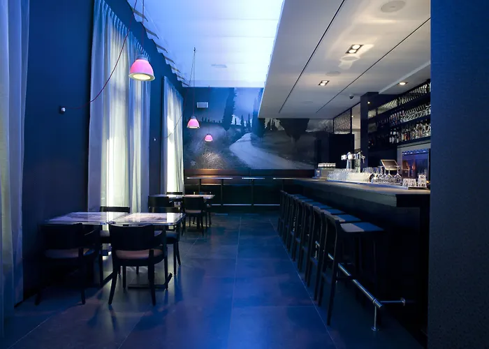 Отель The Manor 4*