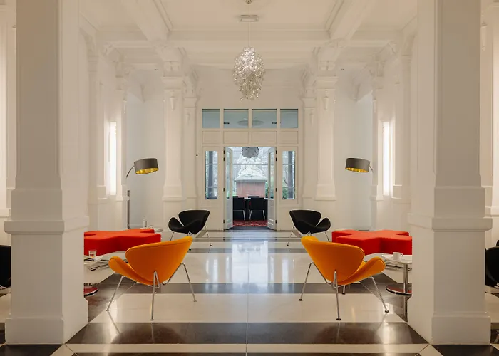 The Manor Отель