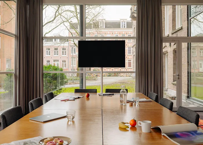 Отель The Manor 4*