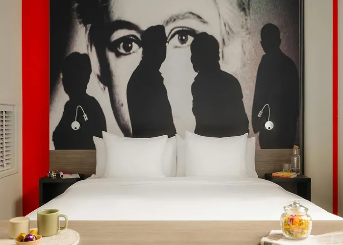 The Manor Отель