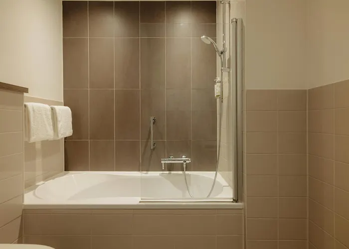 The Manor Отель 4*